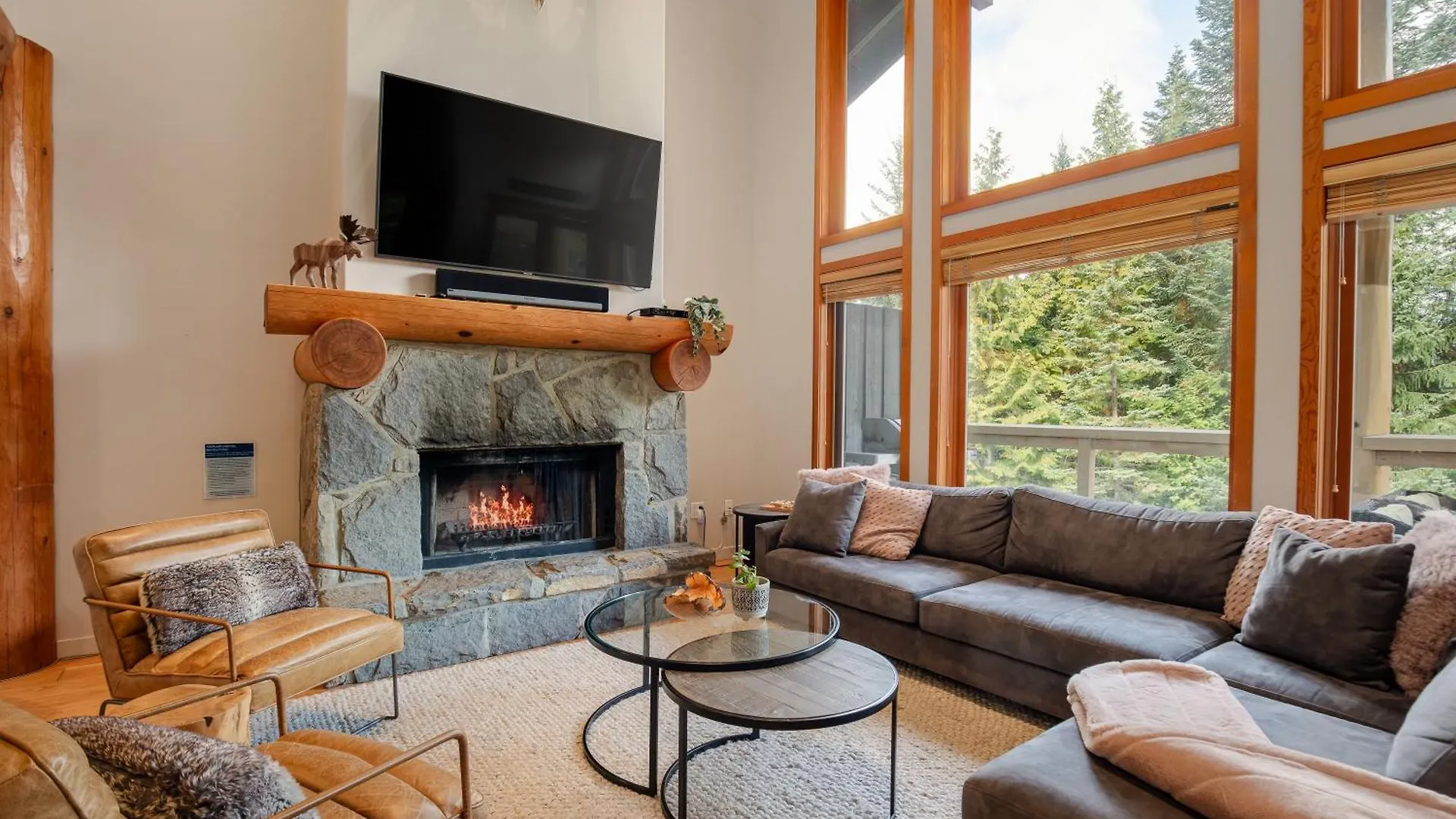 Luxury Mountain Retreat With Private Hot Tub By Harmony Whistler Villa Holiday home